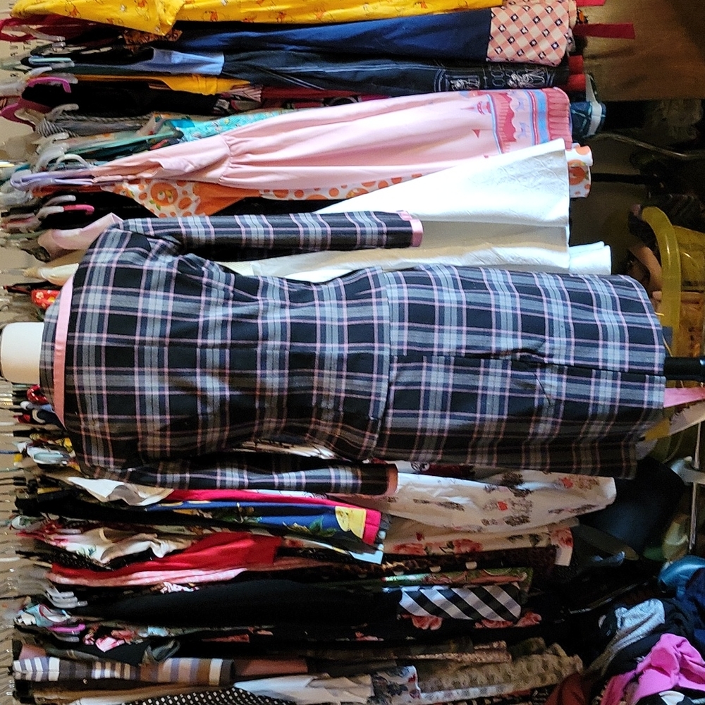 Beautiful Plaid Suit - Picture 5 of 6